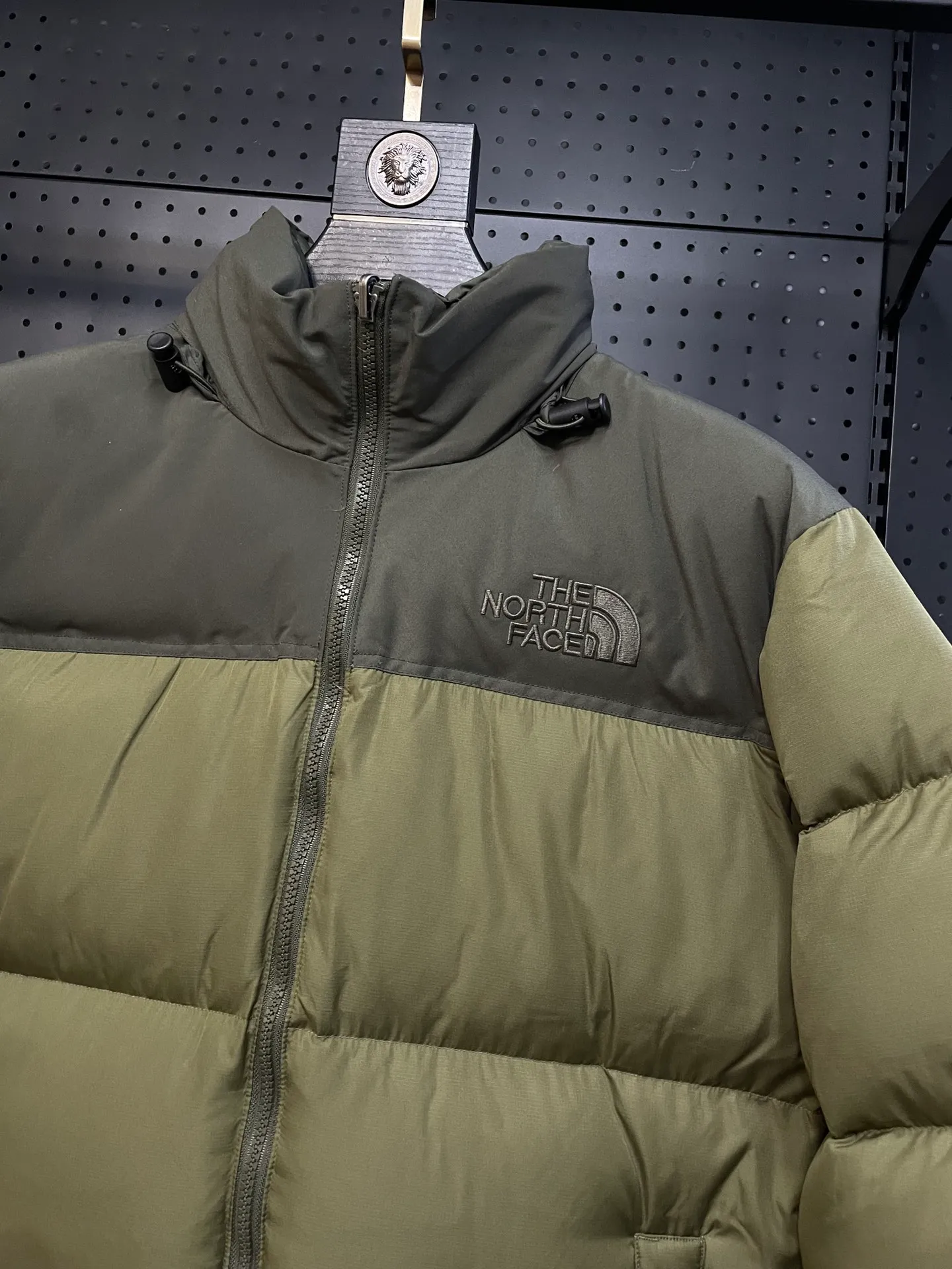 【The North Face 1996Nuptse 1996/Classic / / 】 ： The North Face" 、 。 The North Face" 。 The North Face。 。 , 。 The North Face" , Yosemite Half Dome, 。 + ： ✅ ：RDS Quality 700 / 280g ✅ ： ✅ ：YKK ISO 9000Quality ZP ✅ ：340TPremium ✅ ： ， ， Lightweight 。 ： ： DWR (DWR ） ～ ： 700 （RDS ) 1990 ， ， ， ， Lightweight 。